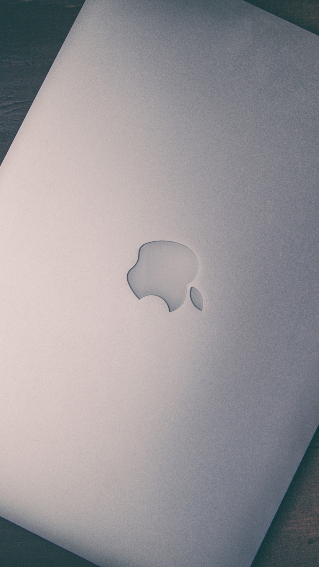 Silbernes MacBook Auf Braunem Holztisch. Wallpaper in 1080x1920 Resolution