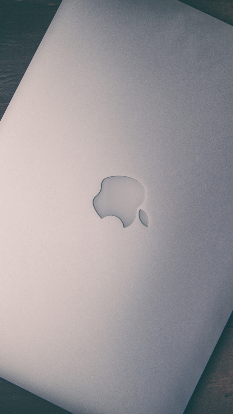 Silbernes MacBook Auf Braunem Holztisch. Wallpaper in 750x1334 Resolution