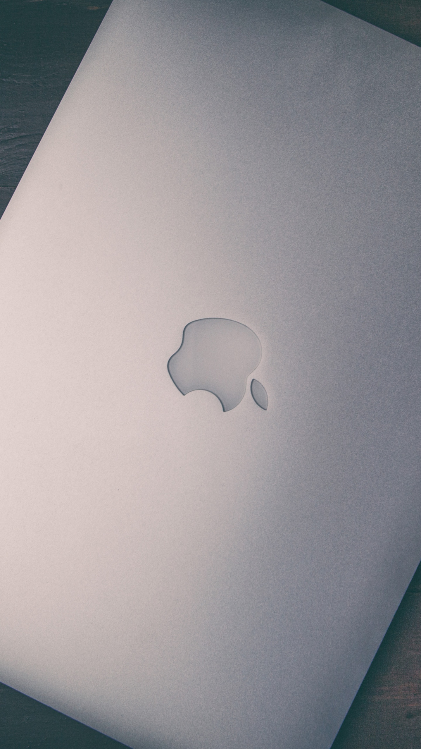Macbook Argent Sur Table en Bois Marron. Wallpaper in 1440x2560 Resolution