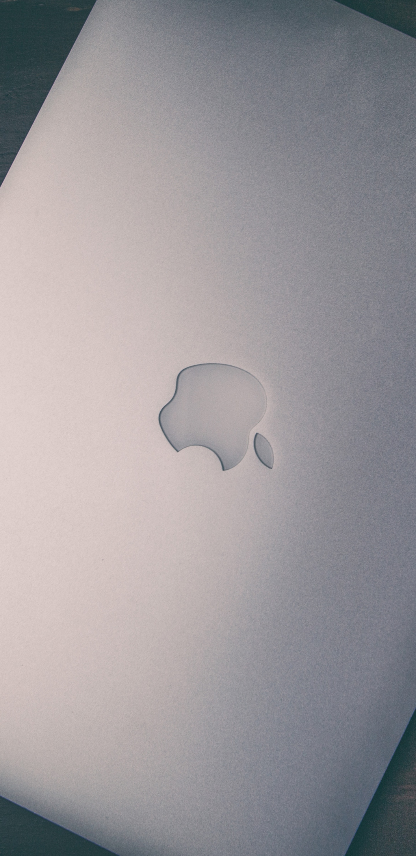 Macbook Plateado Sobre Mesa de Madera Marrón. Wallpaper in 1440x2960 Resolution