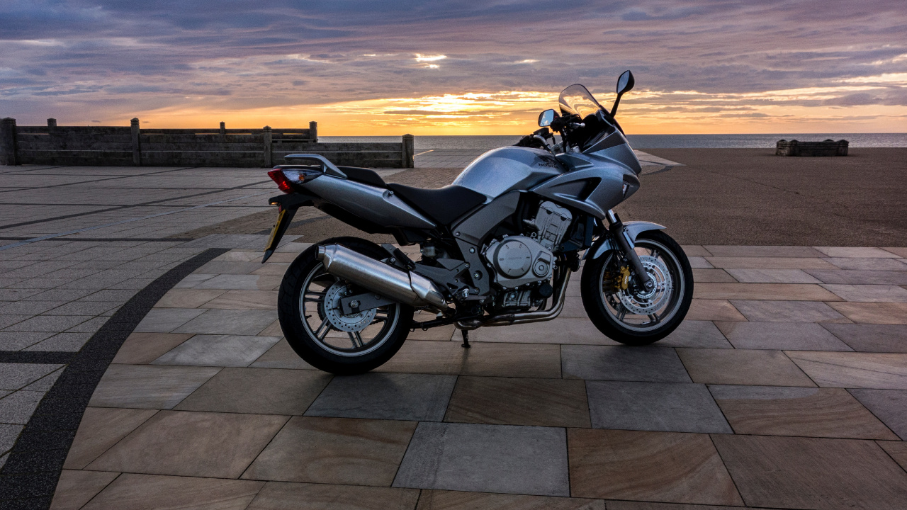 Black and Silver Cruiser Motorcycle on Gray Concrete Road During Sunset. Wallpaper in 1280x720 Resolution