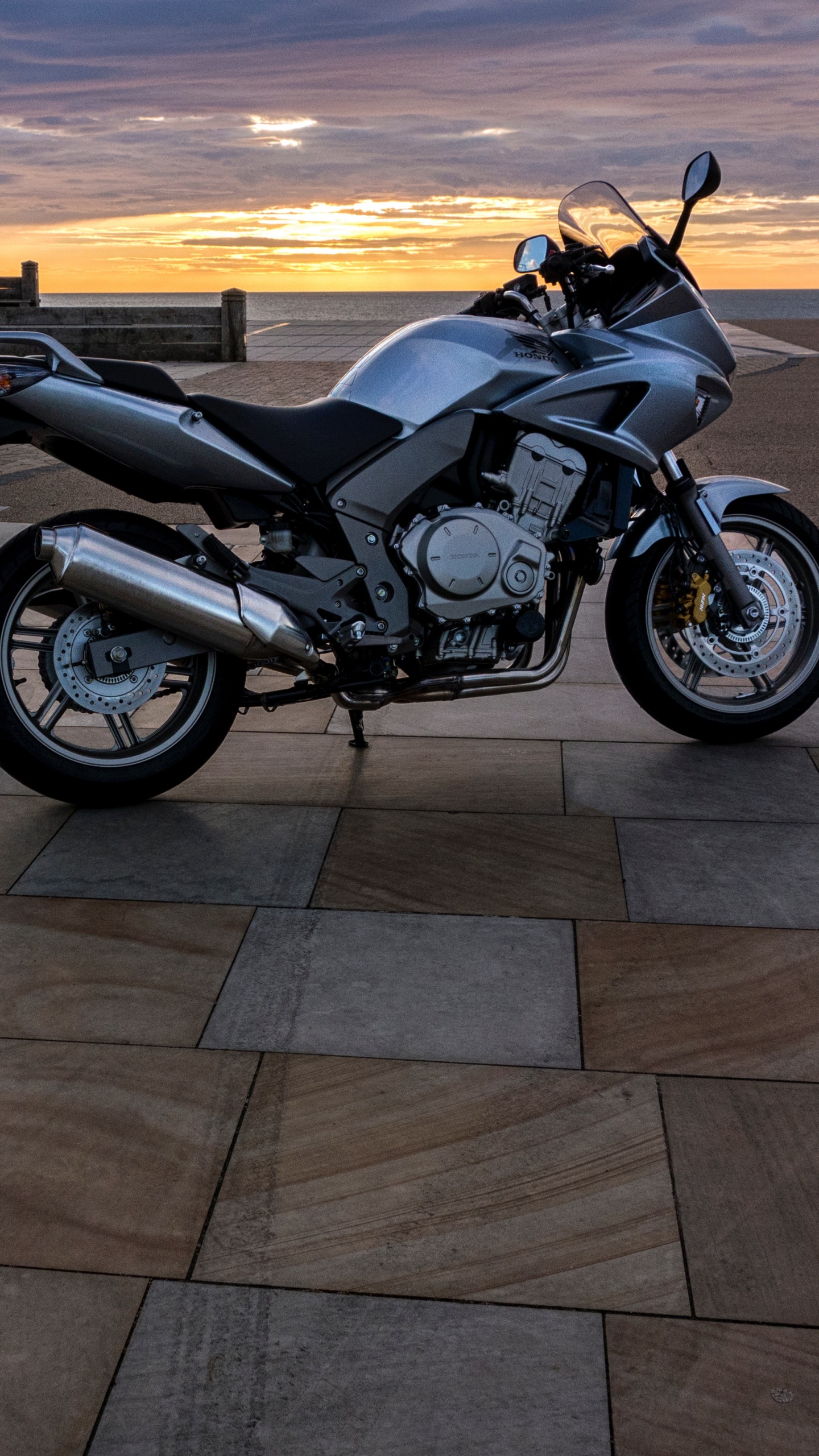 Motocicleta Cruiser Negra y Plateada en Carretera de Hormigón Gris Durante la Puesta de Sol. Wallpaper in 1440x2560 Resolution