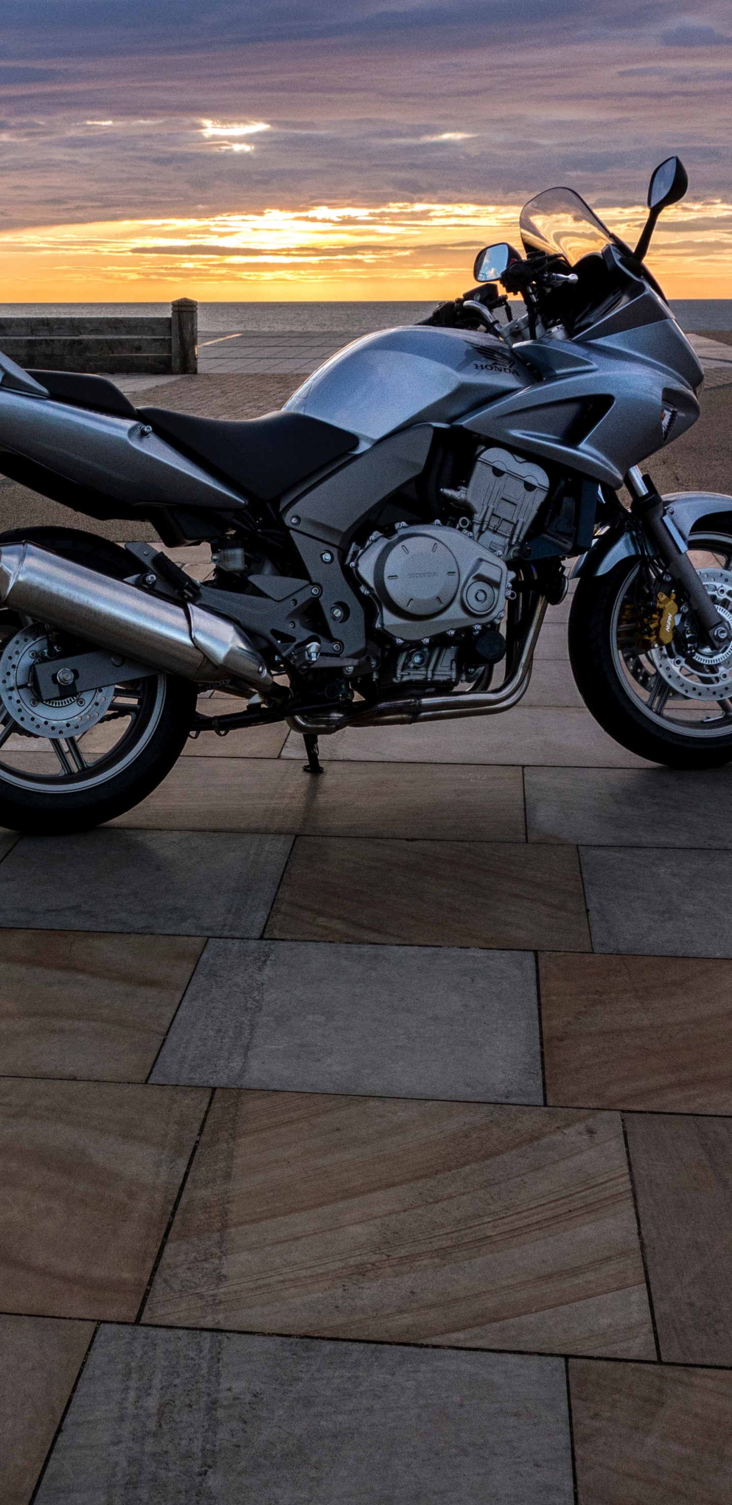 Motocicleta Cruiser Negra y Plateada en Carretera de Hormigón Gris Durante la Puesta de Sol. Wallpaper in 1440x2960 Resolution