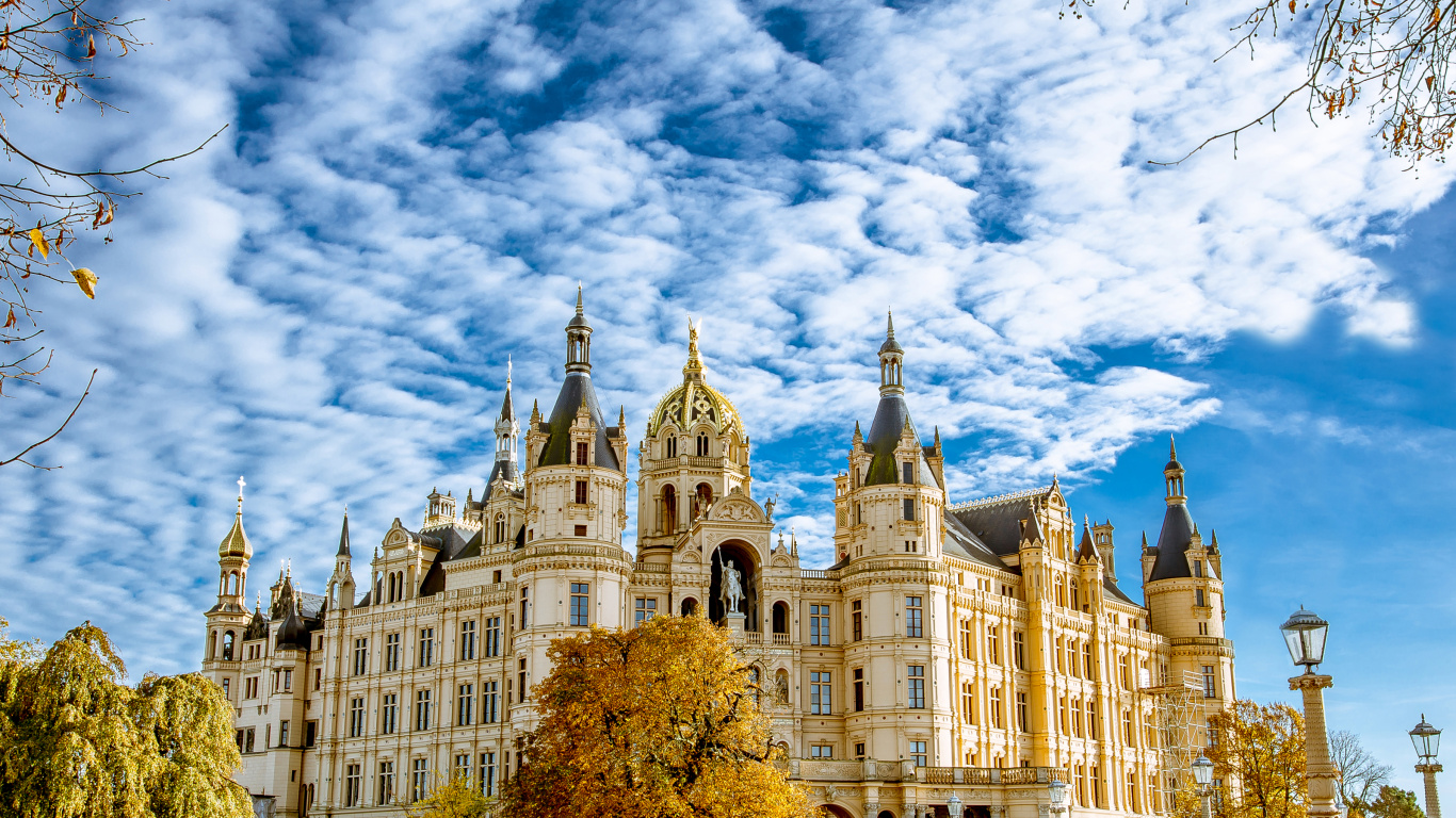 Edificio de Hormigón Marrón y Gris Bajo un Cielo Azul y Nubes Blancas Durante el Día. Wallpaper in 1366x768 Resolution