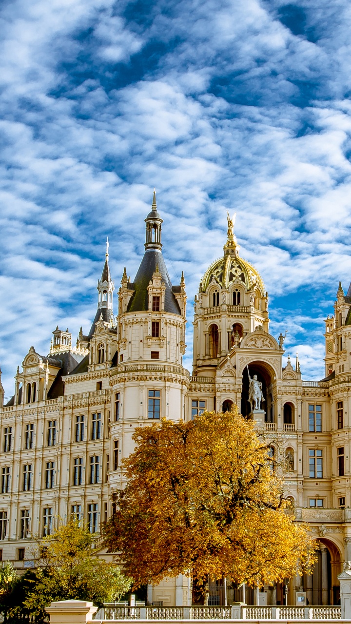 Bâtiment en Béton Brun et Gris Sous Ciel Bleu et Nuages Blancs Pendant la Journée. Wallpaper in 720x1280 Resolution