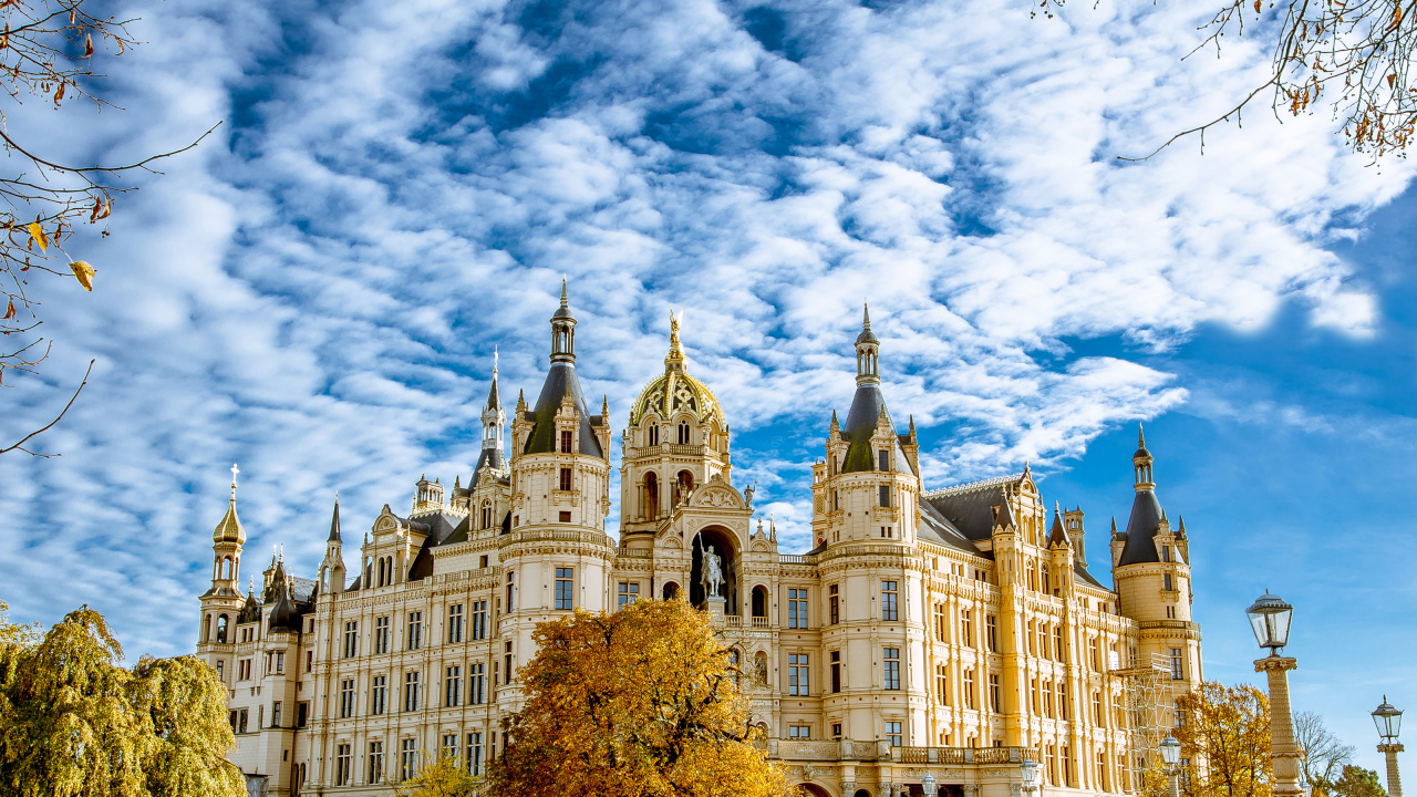 Braunes Und Graues Betongebäude Unter Blauem Himmel Und Weißen Wolken Tagsüber. Wallpaper in 1280x720 Resolution