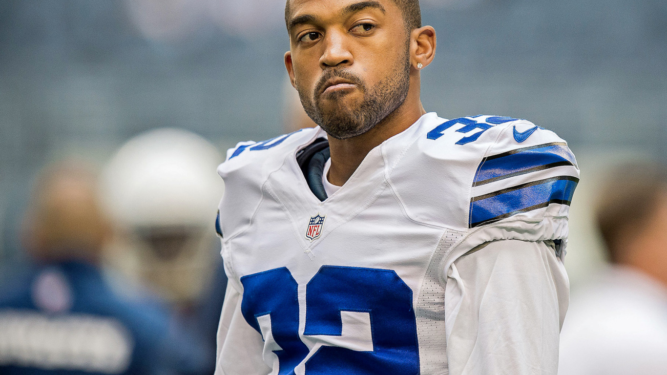 Mann im Weiß-blauen Jersey-Hemd. Wallpaper in 1366x768 Resolution