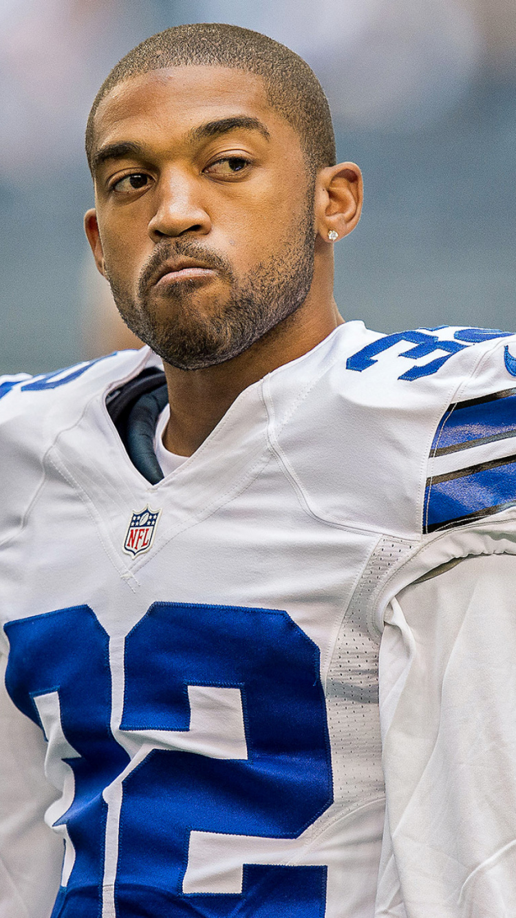 Hombre en Camisa de Jersey Blanco y Azul. Wallpaper in 750x1334 Resolution