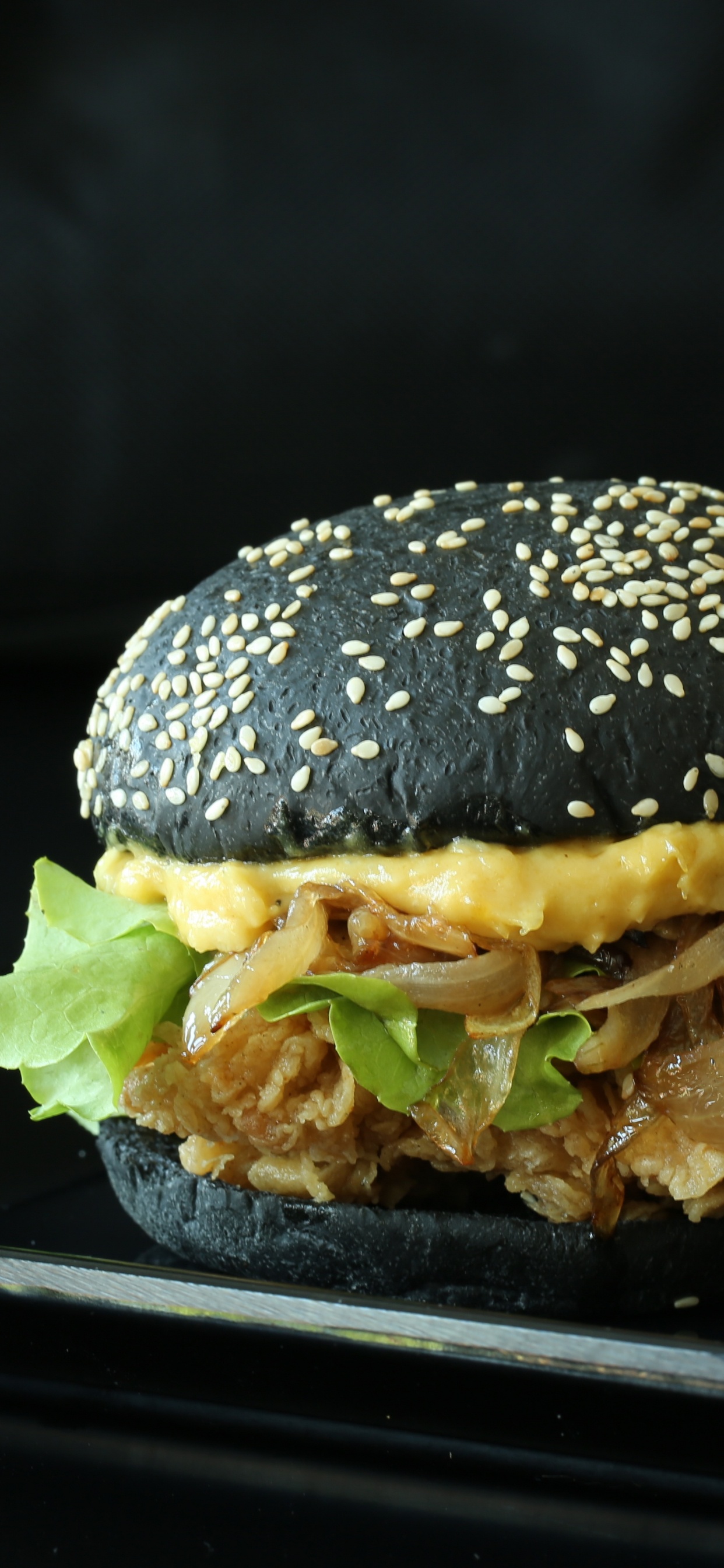 Burger Mit Salat Und Käse. Wallpaper in 1242x2688 Resolution