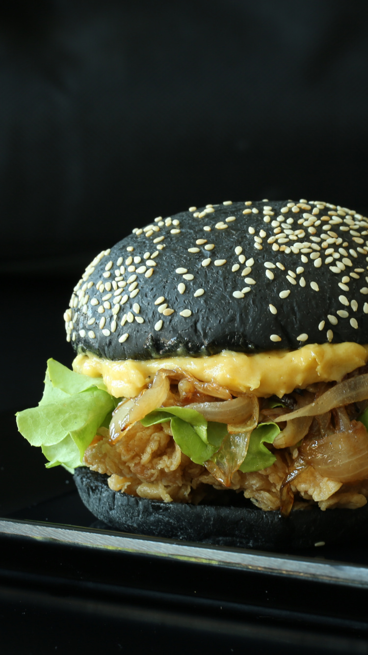 Burger Mit Salat Und Käse. Wallpaper in 750x1334 Resolution