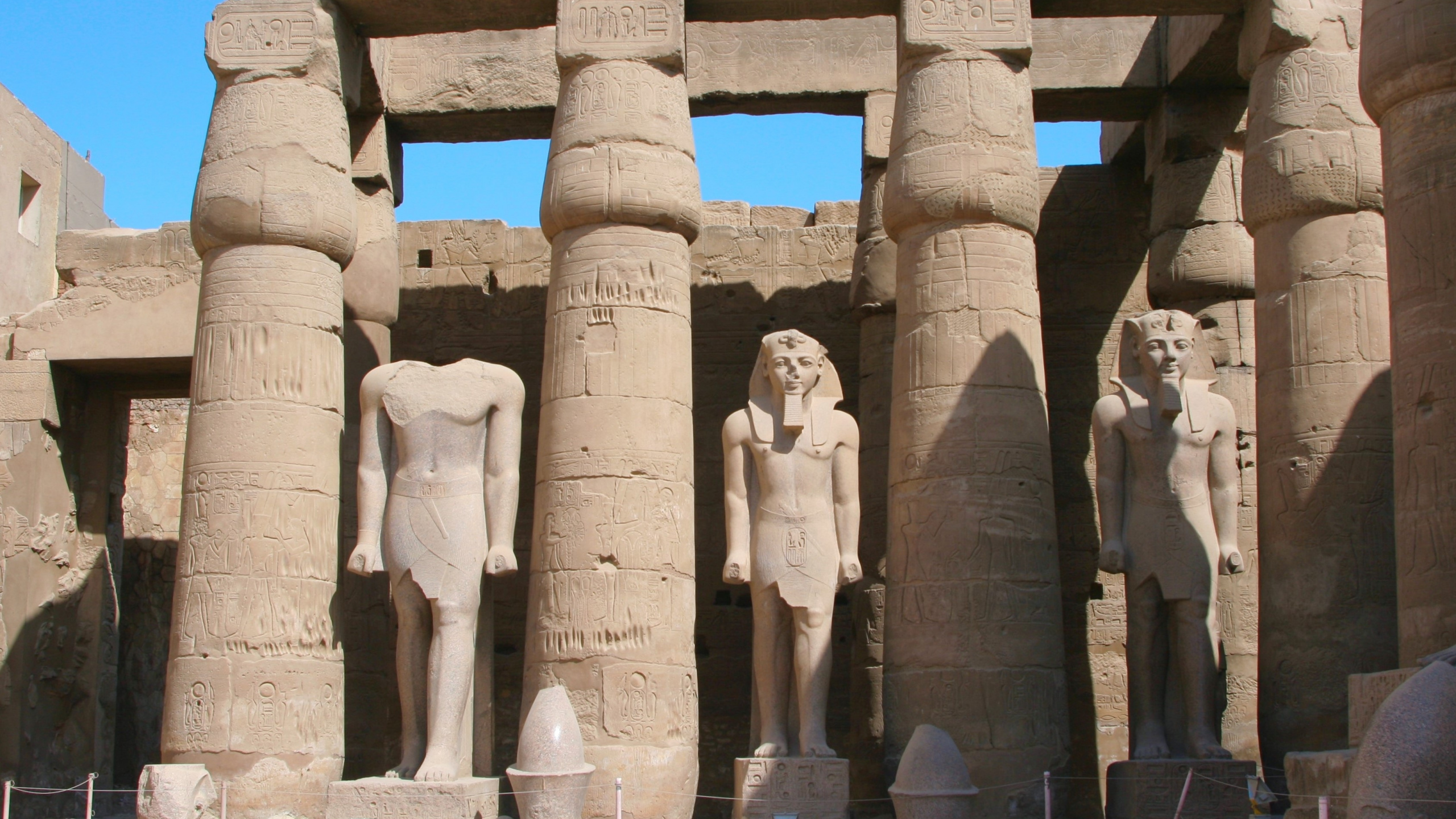 Menschen, Die Tagsüber in Der Nähe Von Betonstatuen Stehen. Wallpaper in 2560x1440 Resolution