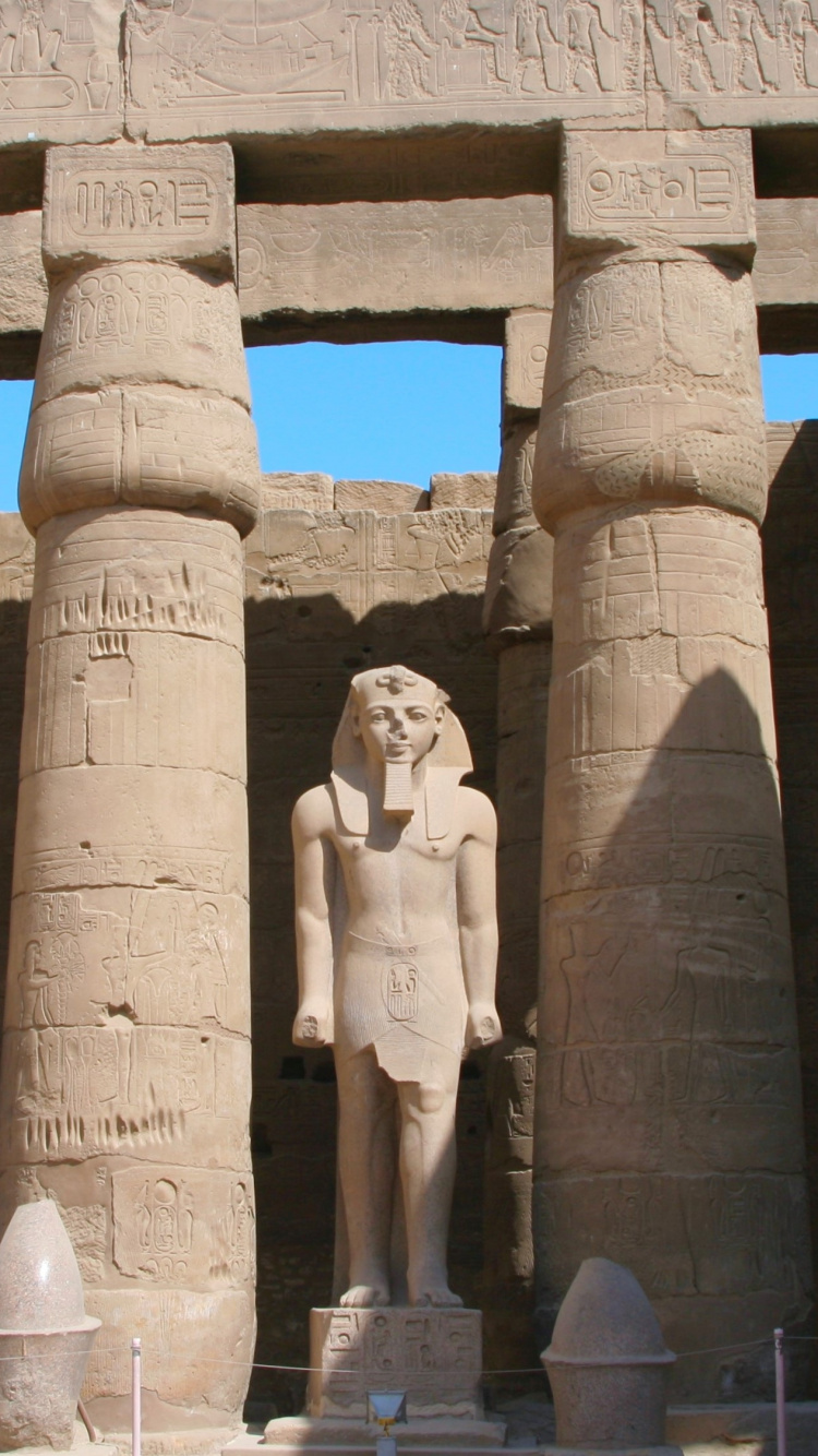 Menschen, Die Tagsüber in Der Nähe Von Betonstatuen Stehen. Wallpaper in 750x1334 Resolution