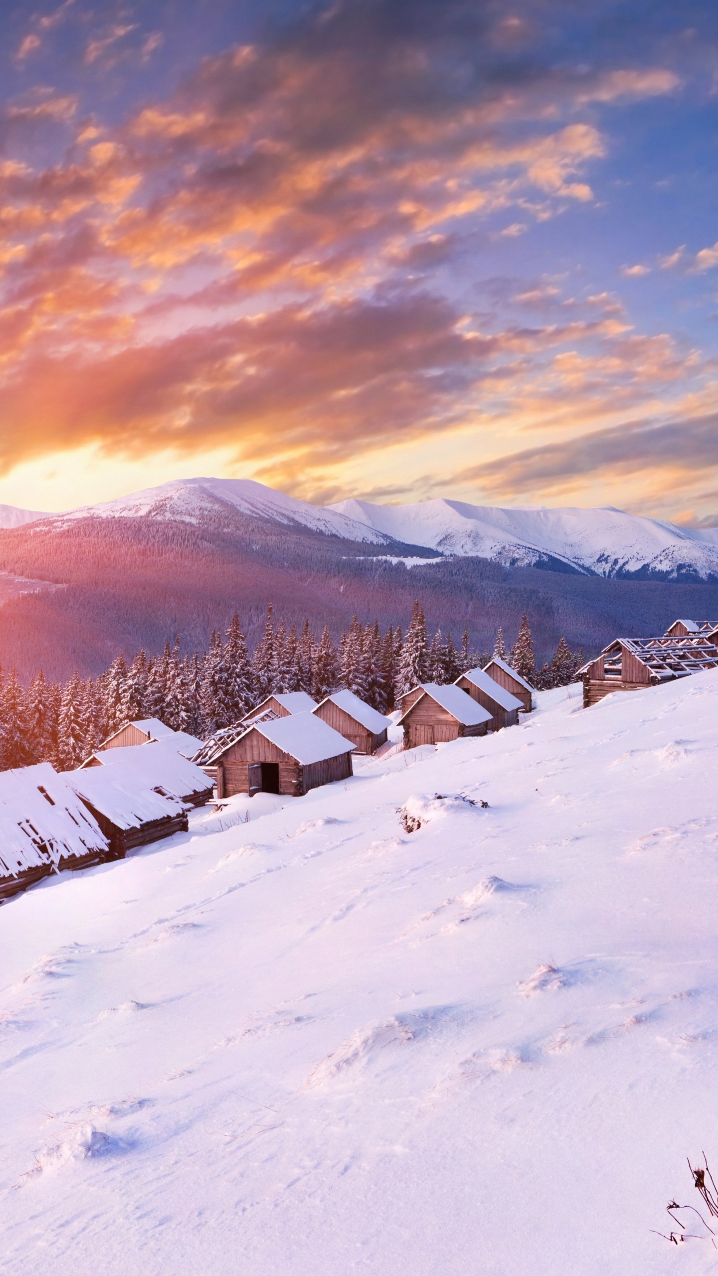 Schneebedecktes Feld Unter Bewölktem Himmel Tagsüber. Wallpaper in 1440x2560 Resolution