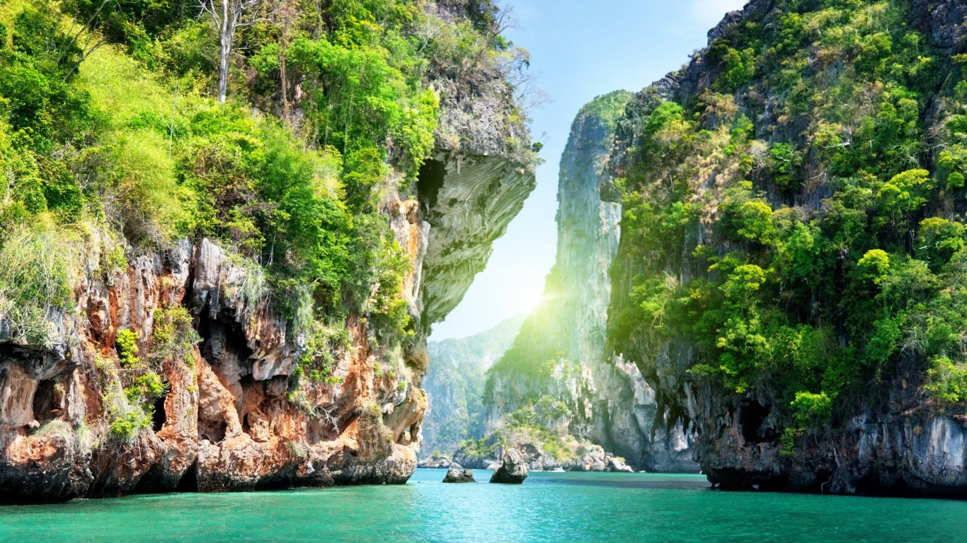 Gewässer Zwischen Felsigen Bergen Tagsüber. Wallpaper in 1366x768 Resolution