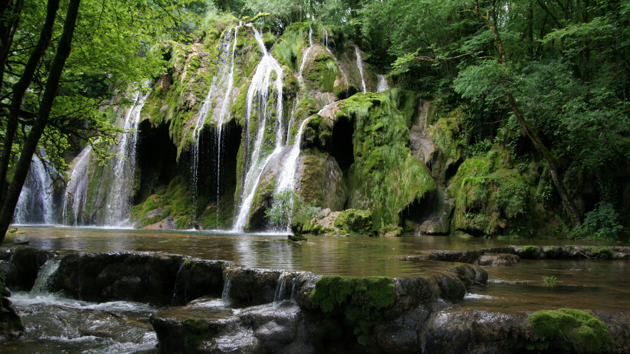 Wasser Fällt Mitten in Den Wald. Wallpaper in 1280x720 Resolution