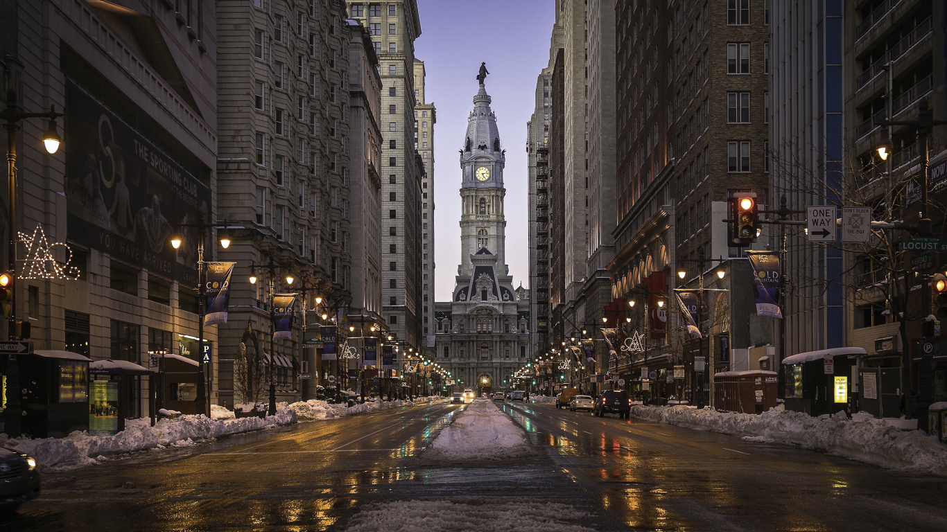 La Gente Caminando Por la Calle Entre Edificios de Gran Altura Durante la Noche. Wallpaper in 1366x768 Resolution