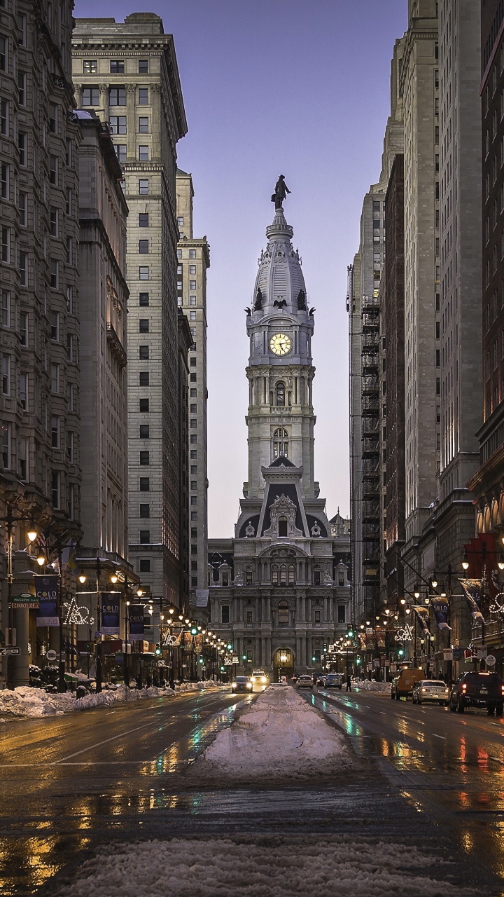 Personnes Marchant Dans la Rue Entre Les Immeubles de Grande Hauteur Pendant la Nuit. Wallpaper in 720x1280 Resolution