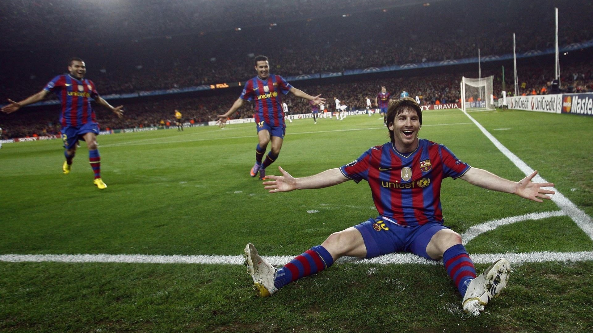 2 Mujeres en Camiseta de Fútbol Roja y Azul en el Campo de Hierba Verde Durante el Día. Wallpaper in 1920x1080 Resolution