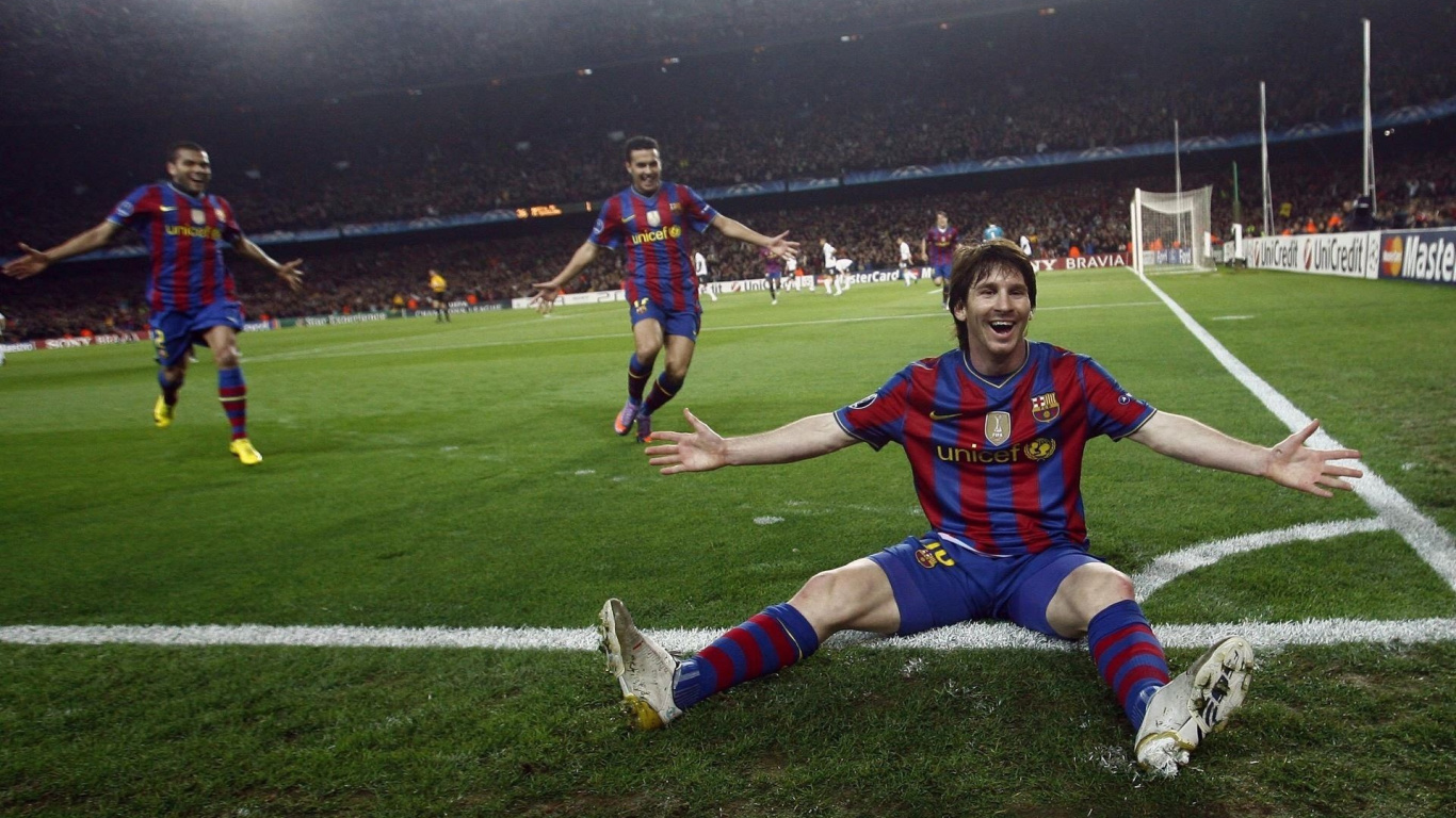 2 Frauen im Rot-blauen Fußballtrikot Auf Grünem Rasen Tagsüber During. Wallpaper in 1366x768 Resolution