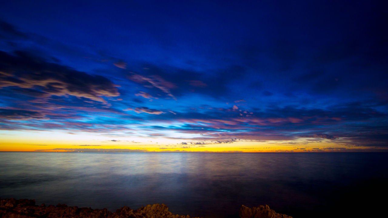 Montaña Rocosa Marrón Bajo un Cielo Azul Durante la Puesta de Sol. Wallpaper in 1280x720 Resolution