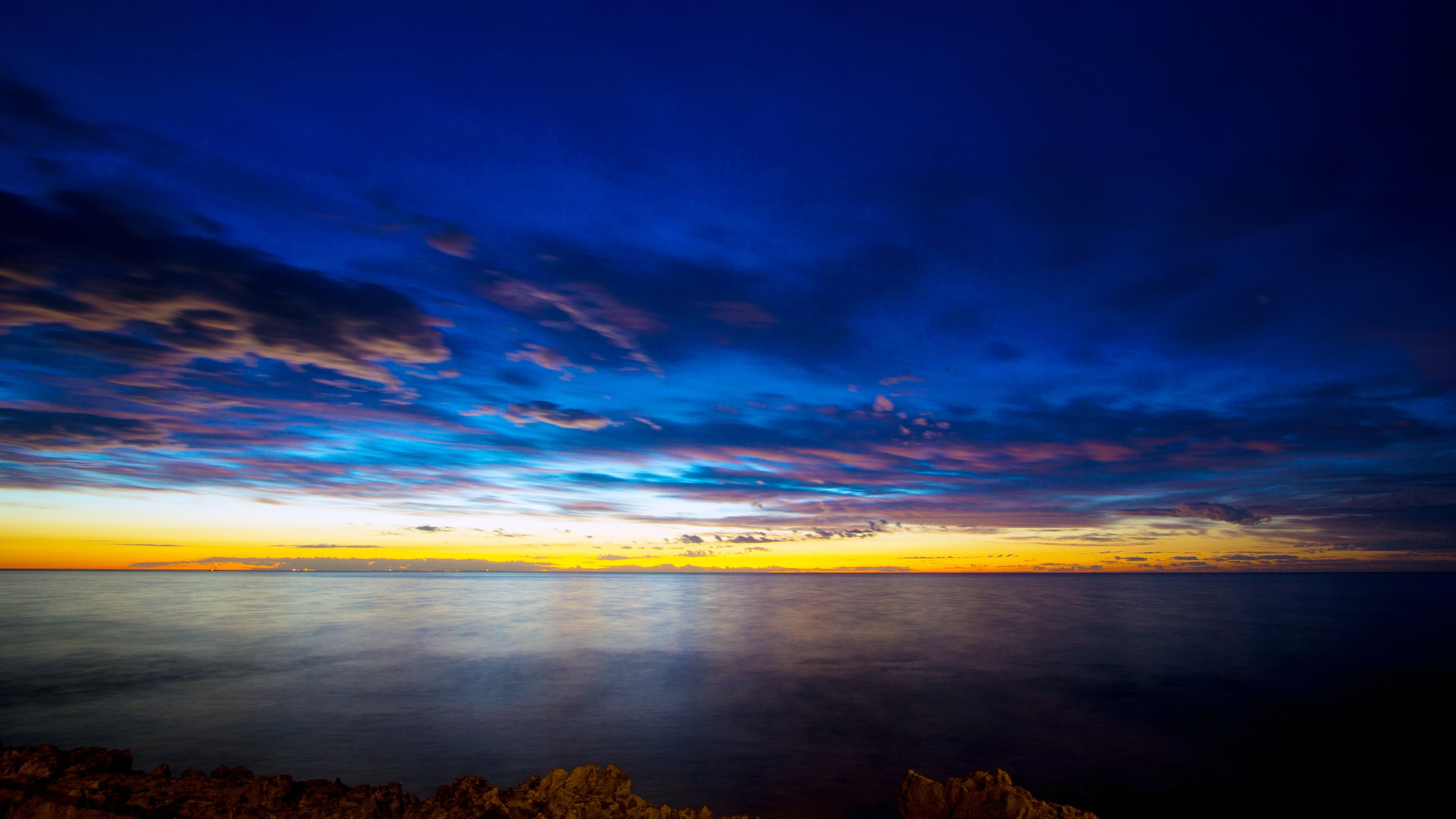 Brauner Felsiger Berg Unter Blauem Himmel Bei Sonnenuntergang. Wallpaper in 3840x2160 Resolution