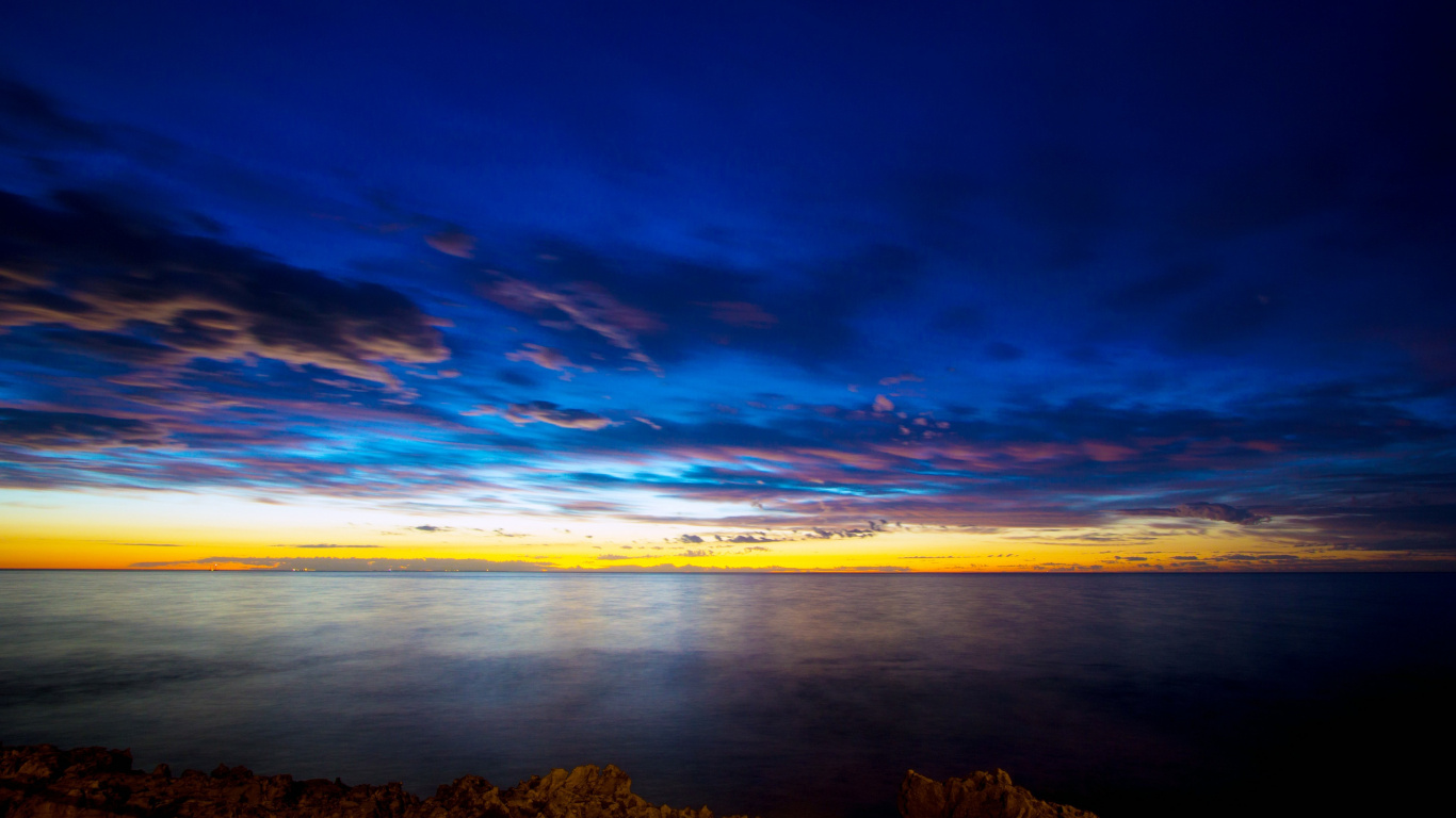 Montagne Rocheuse Brune Sous Ciel Bleu Pendant le Coucher du Soleil. Wallpaper in 1366x768 Resolution