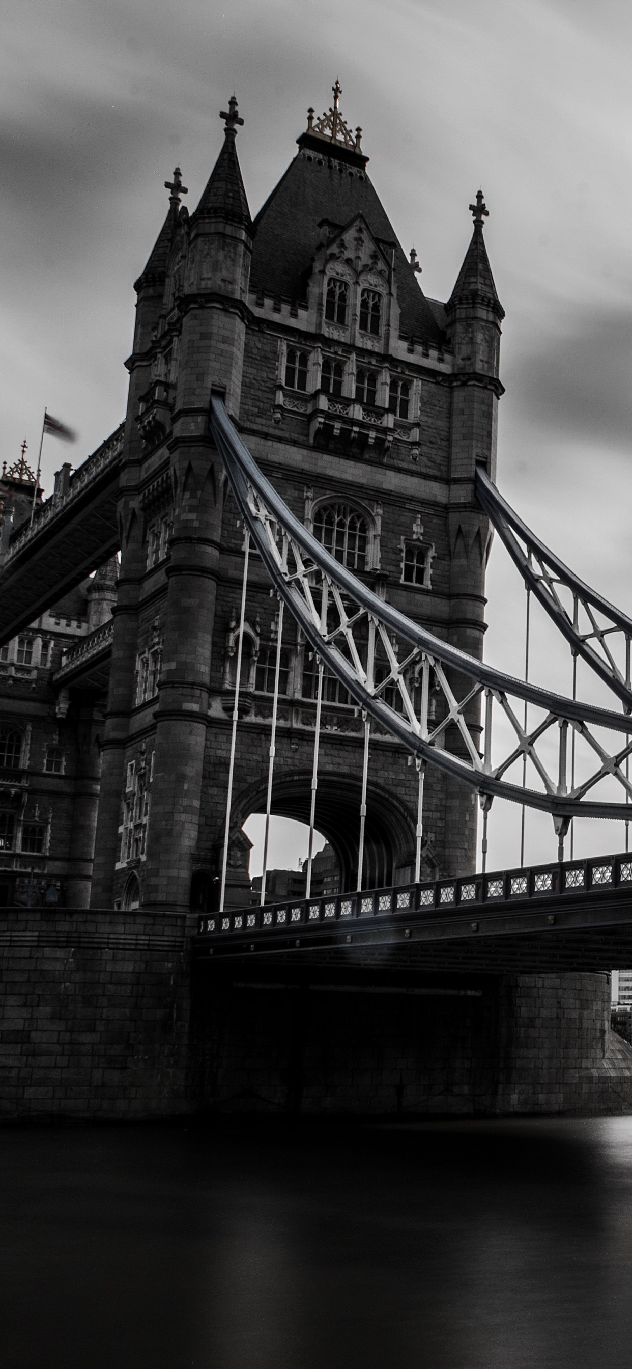 Puente Gris Bajo el Cielo Gris. Wallpaper in 1242x2688 Resolution