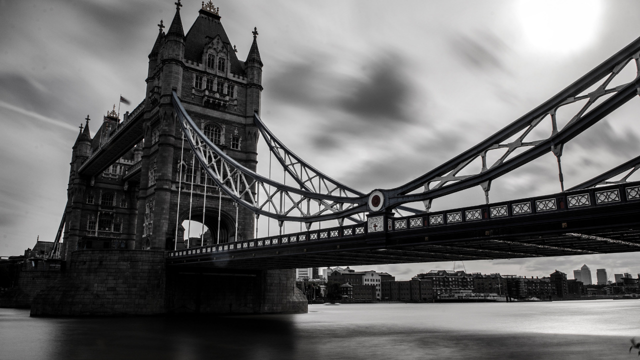 Puente Gris Bajo el Cielo Gris. Wallpaper in 1280x720 Resolution