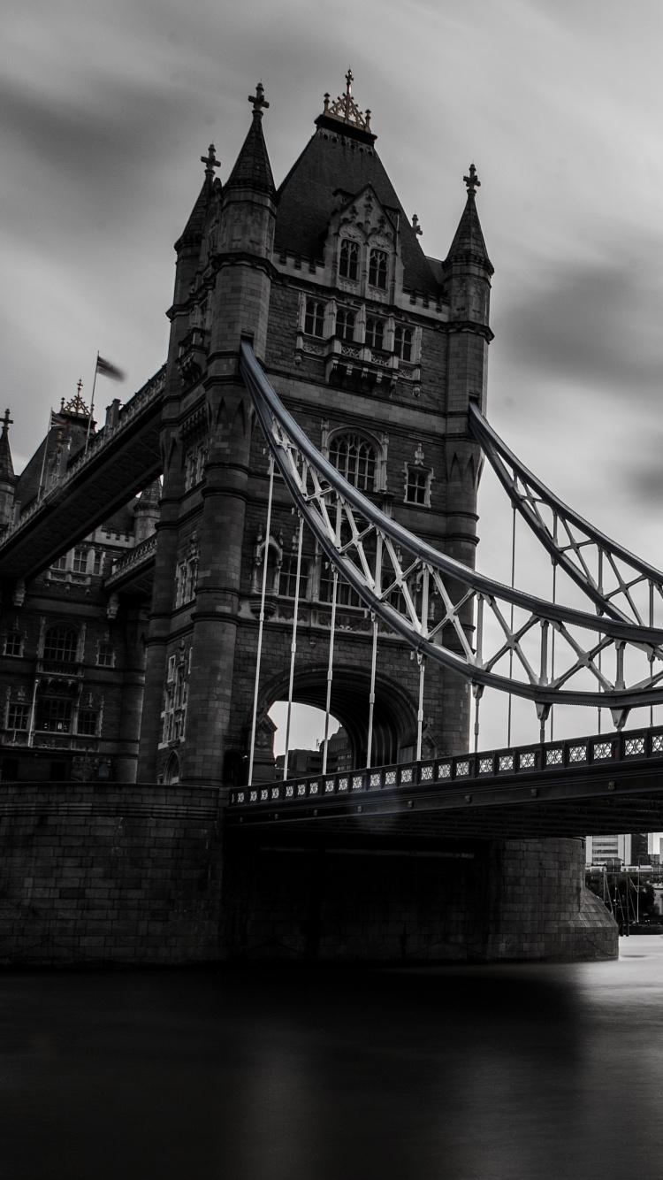 Puente Gris Bajo el Cielo Gris. Wallpaper in 750x1334 Resolution