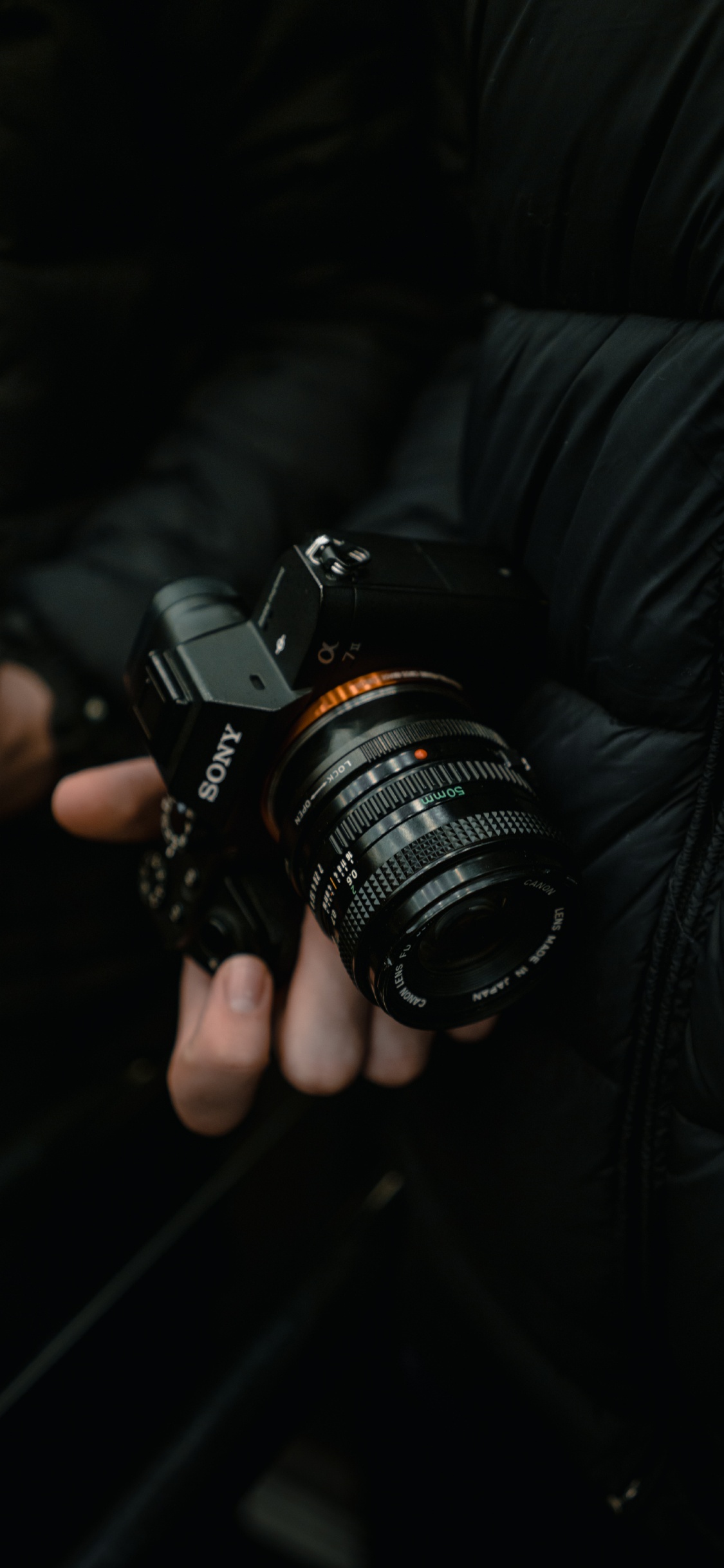 Person Mit Schwarzer DSLR-Kamera. Wallpaper in 1125x2436 Resolution