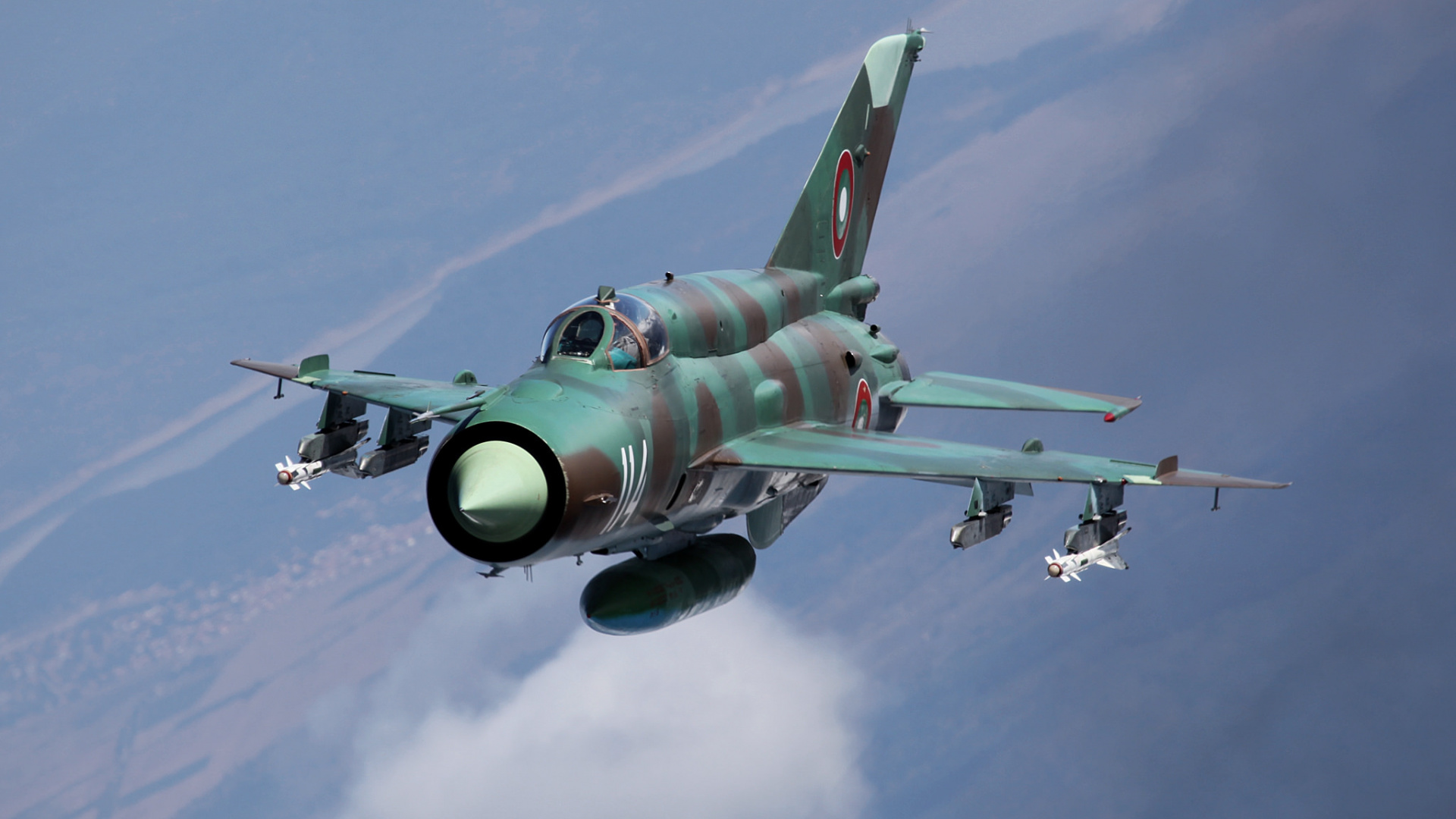 Avión a Reacción Verde y Blanco en el Aire Durante el Día. Wallpaper in 1920x1080 Resolution
