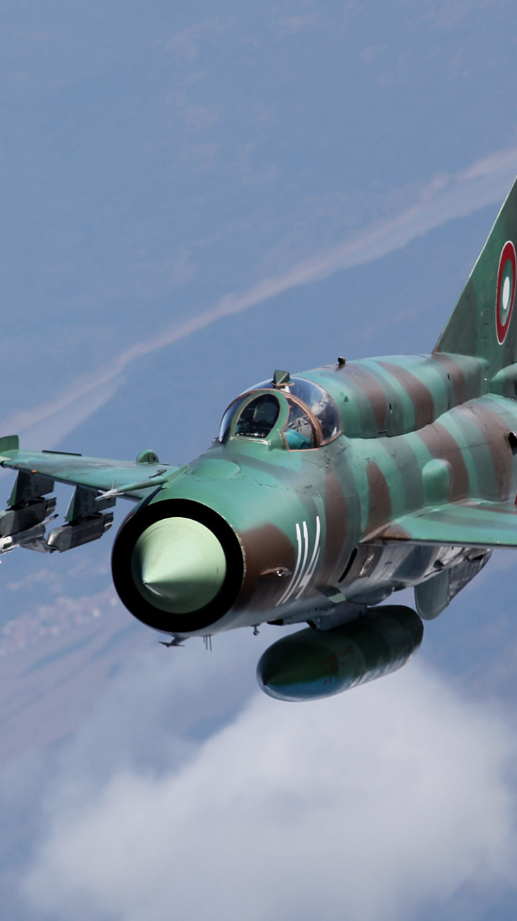 Avión a Reacción Verde y Blanco en el Aire Durante el Día. Wallpaper in 750x1334 Resolution