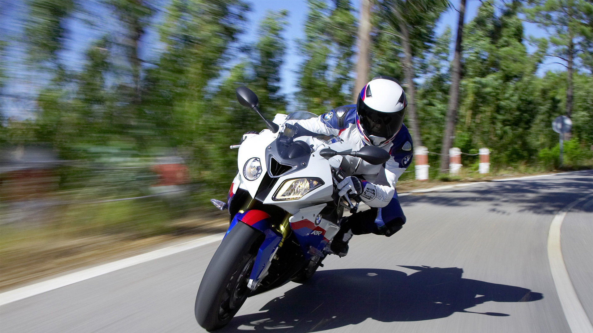 L'homme au Casque Noir Équitation Moto Sur Route Pendant la Journée. Wallpaper in 1920x1080 Resolution