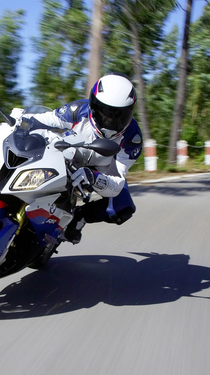 L'homme au Casque Noir Équitation Moto Sur Route Pendant la Journée. Wallpaper in 720x1280 Resolution