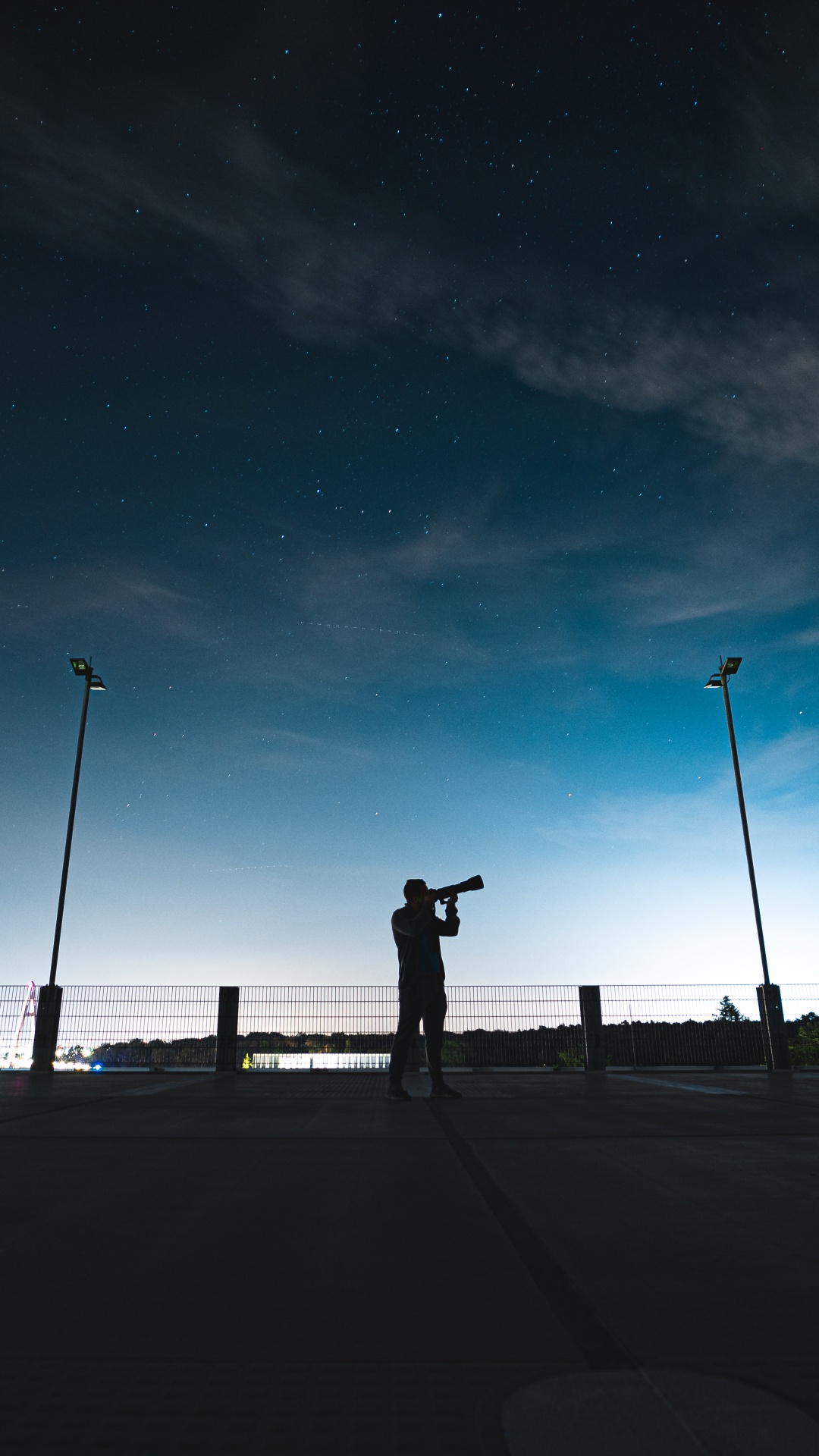 Silhouette de Personne Debout Sur le Trottoir Pendant la Nuit. Wallpaper in 1080x1920 Resolution