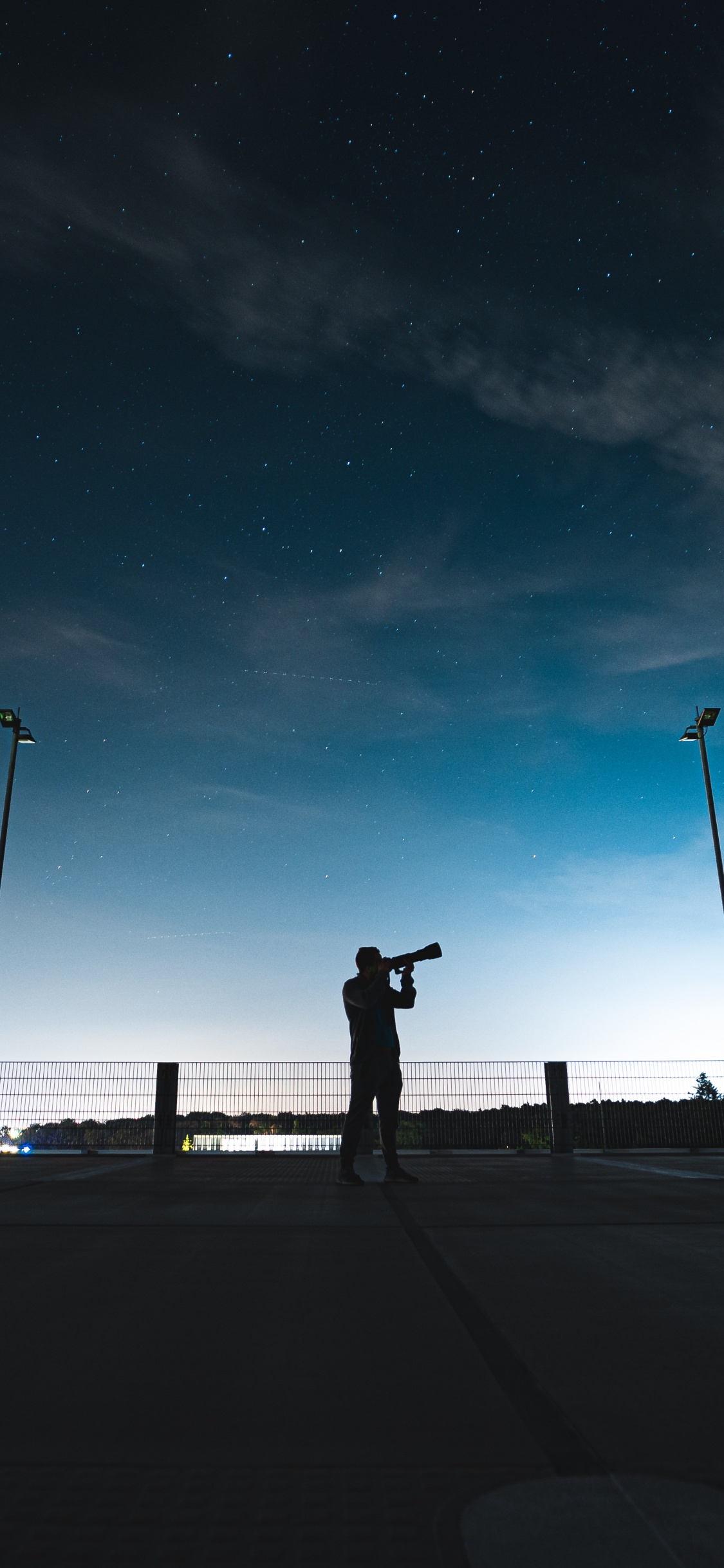 Silhouette de Personne Debout Sur le Trottoir Pendant la Nuit. Wallpaper in 1125x2436 Resolution