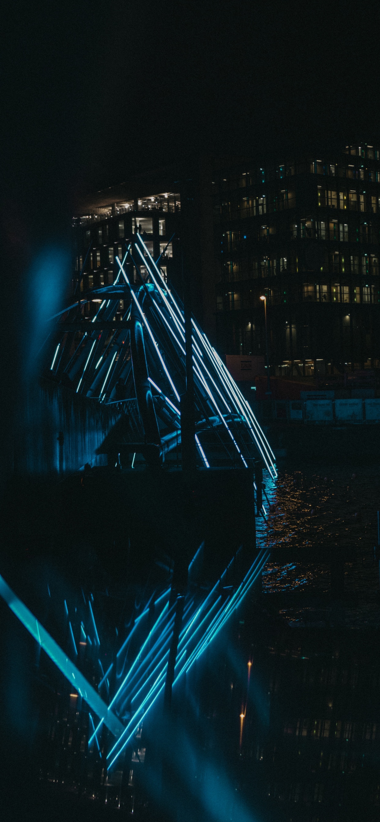 Lumière Bleue Sur Une Ville. Wallpaper in 1242x2688 Resolution