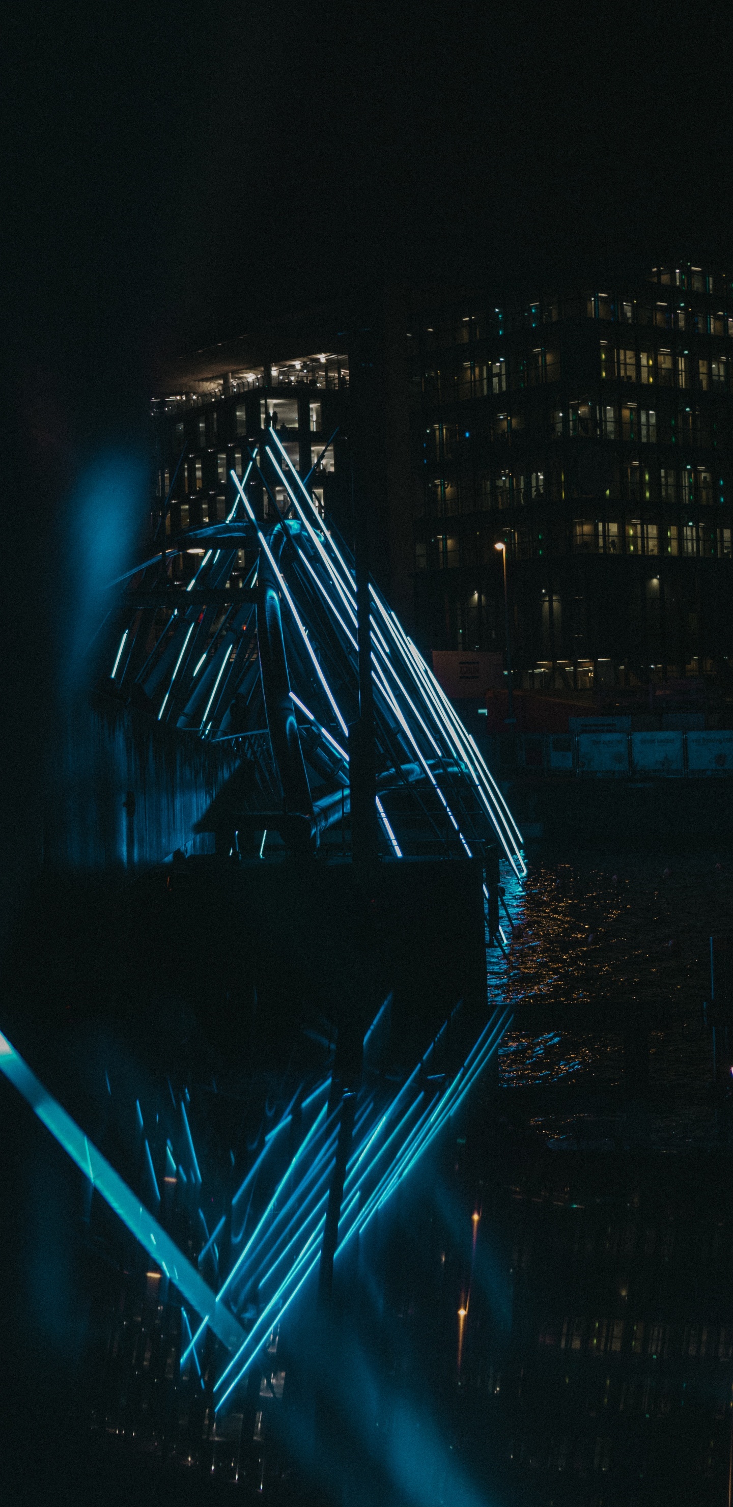 Lumière Bleue Sur Une Ville. Wallpaper in 1440x2960 Resolution