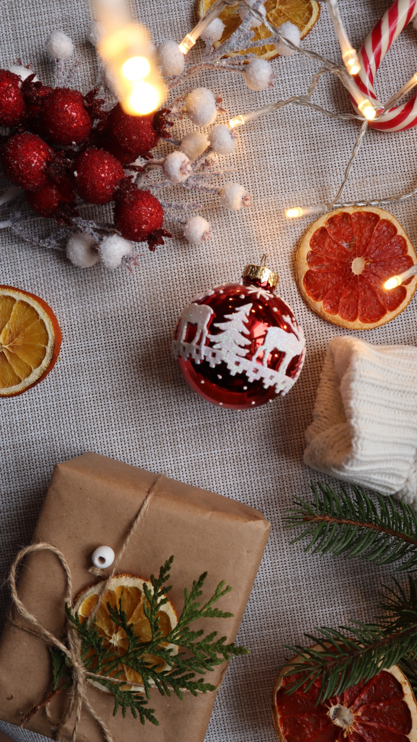 Limón en Rodajas Junto a Adornos Blancos y Rojos. Wallpaper in 1440x2560 Resolution