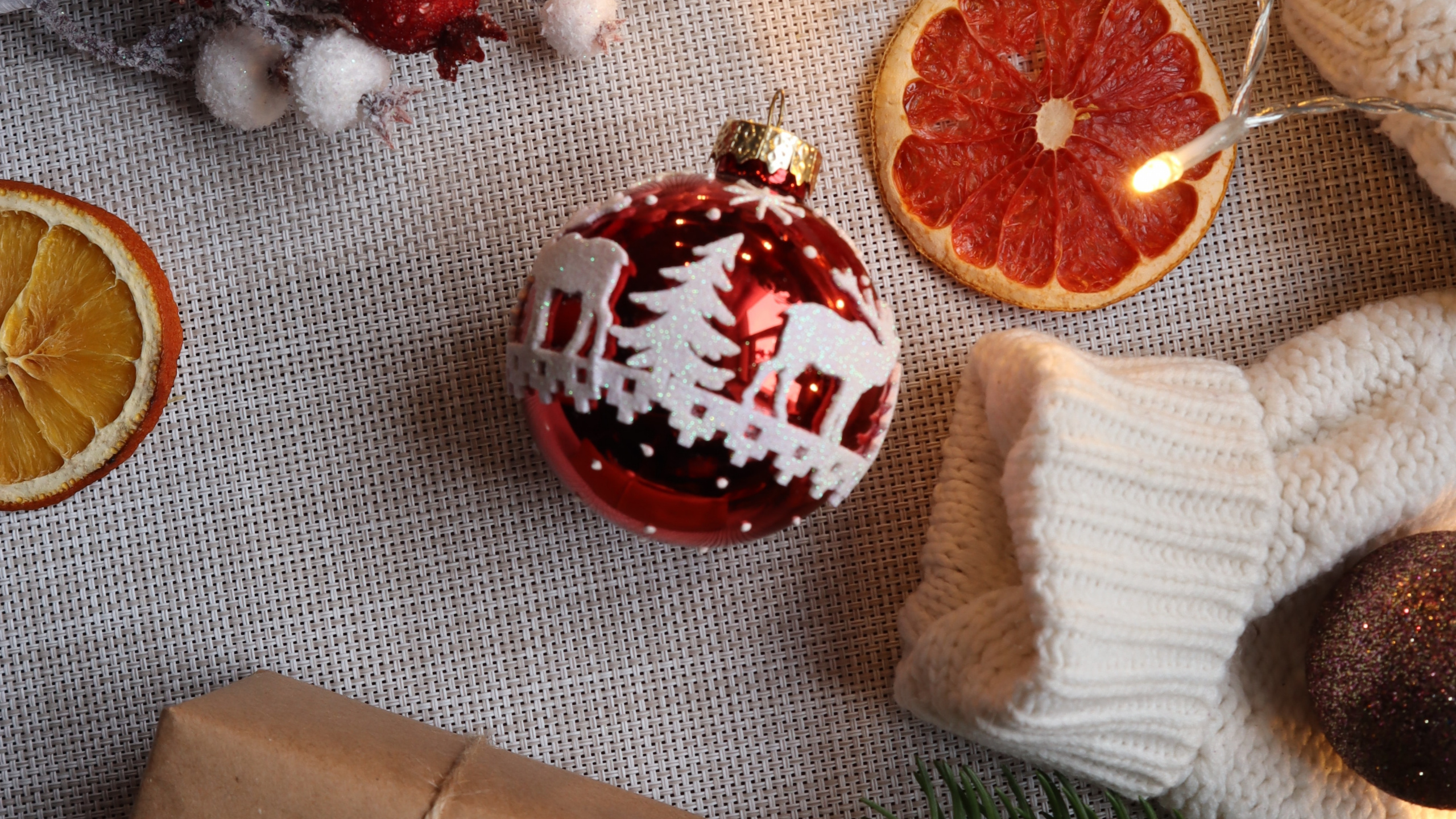 Sliced Lemon Beside White and Red Baubles. Wallpaper in 2560x1440 Resolution