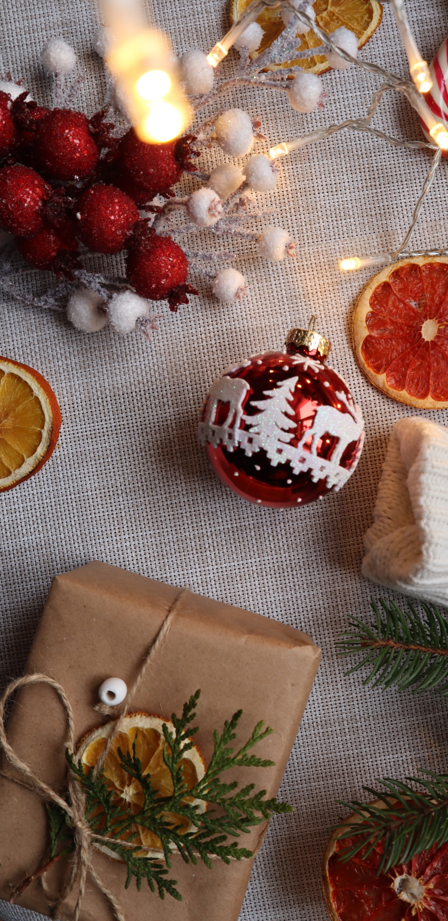 Citron Tranché à Côté de Boules Blanches et Rouges. Wallpaper in 1440x2960 Resolution