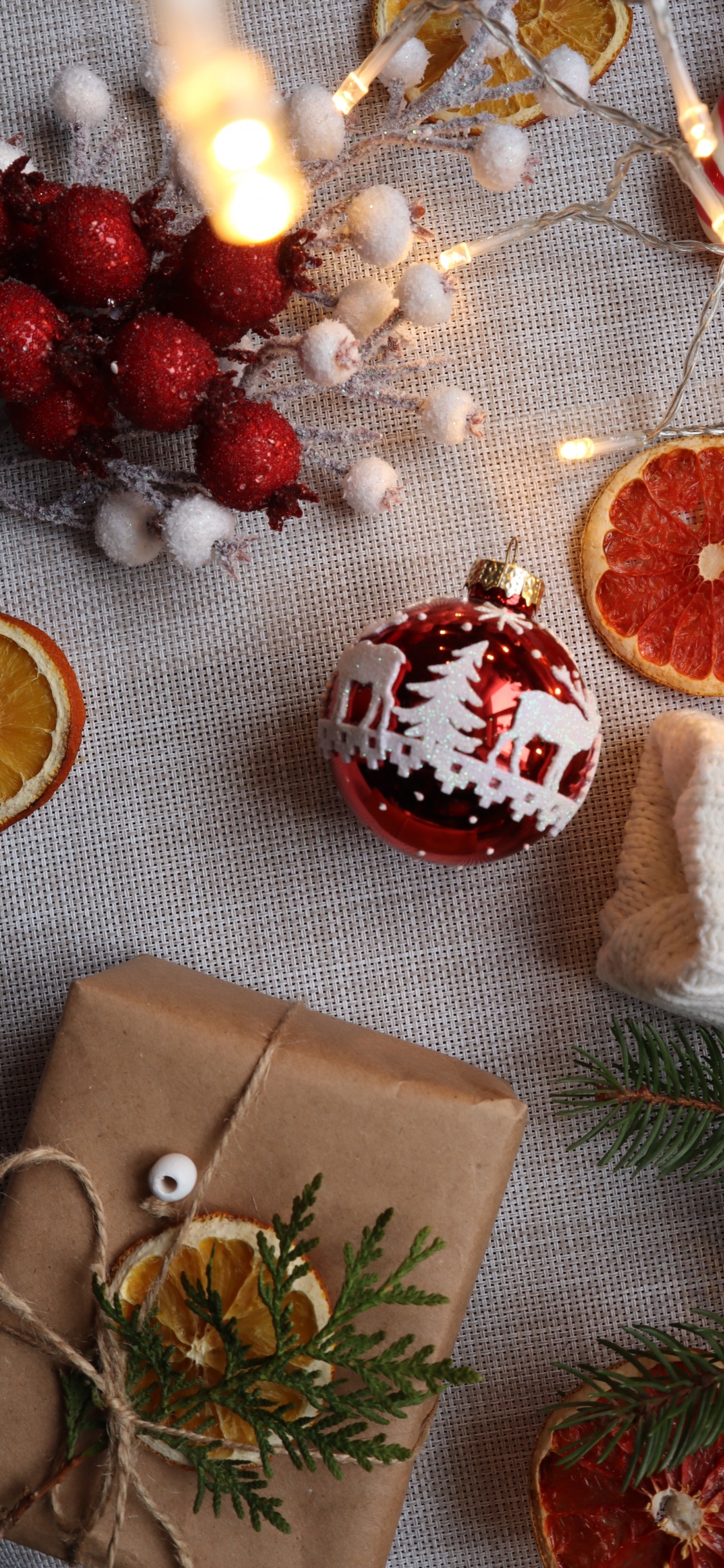 Zitronenscheiben Neben Weißen Und Roten Kugeln. Wallpaper in 1125x2436 Resolution