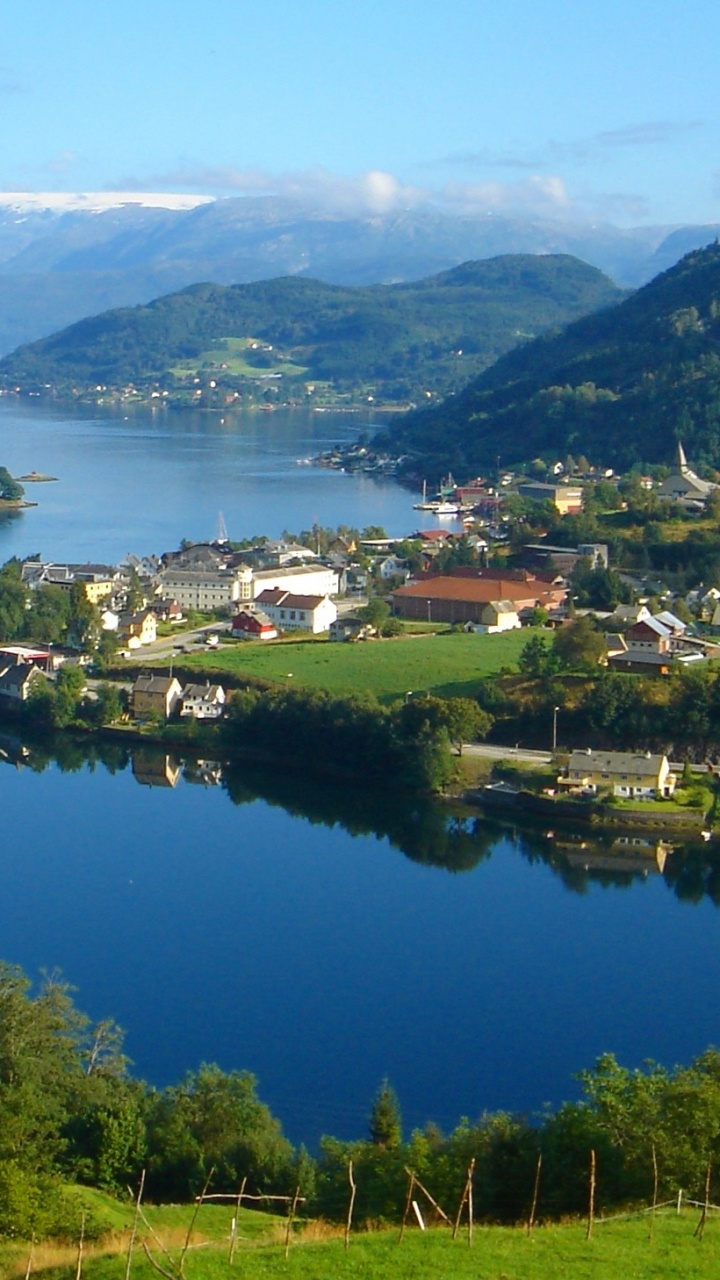 Luftaufnahme Der Stadt in Der Nähe Des Sees Tagsüber. Wallpaper in 720x1280 Resolution