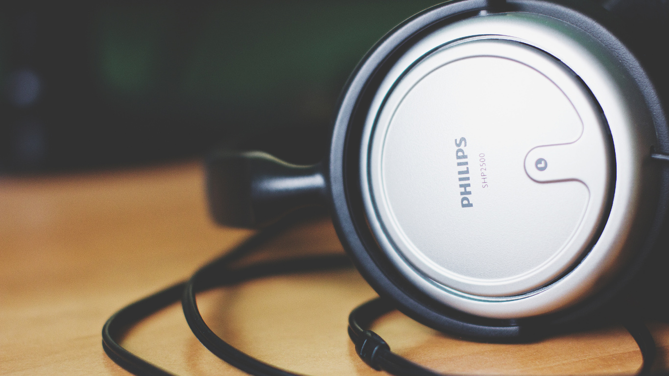 Auriculares Sony Grises y Negros. Wallpaper in 1366x768 Resolution