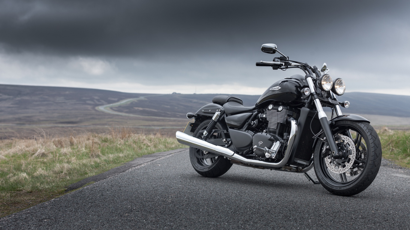 Motocicleta Negra en la Carretera Durante el Día. Wallpaper in 1366x768 Resolution