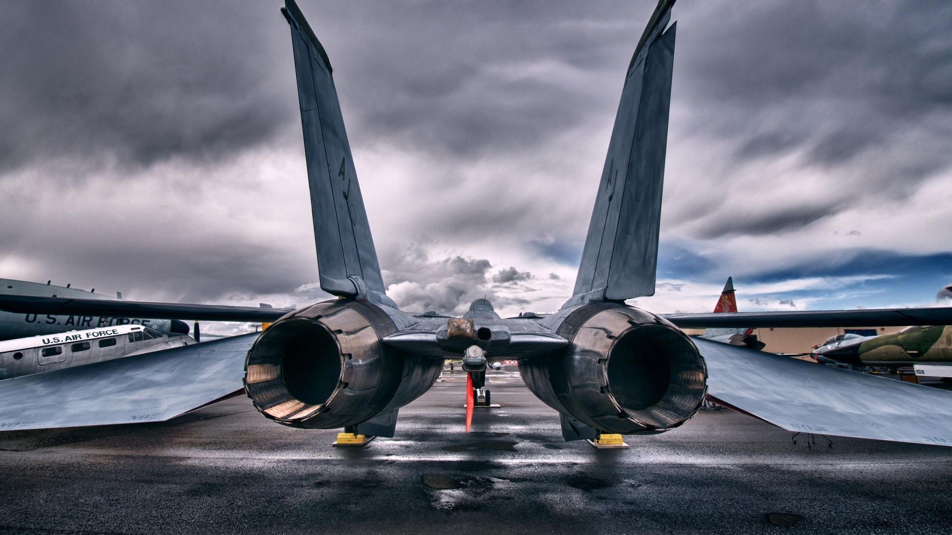 Avion Gris et Noir Sous Des Nuages Gris Pendant la Journée. Wallpaper in 1920x1080 Resolution