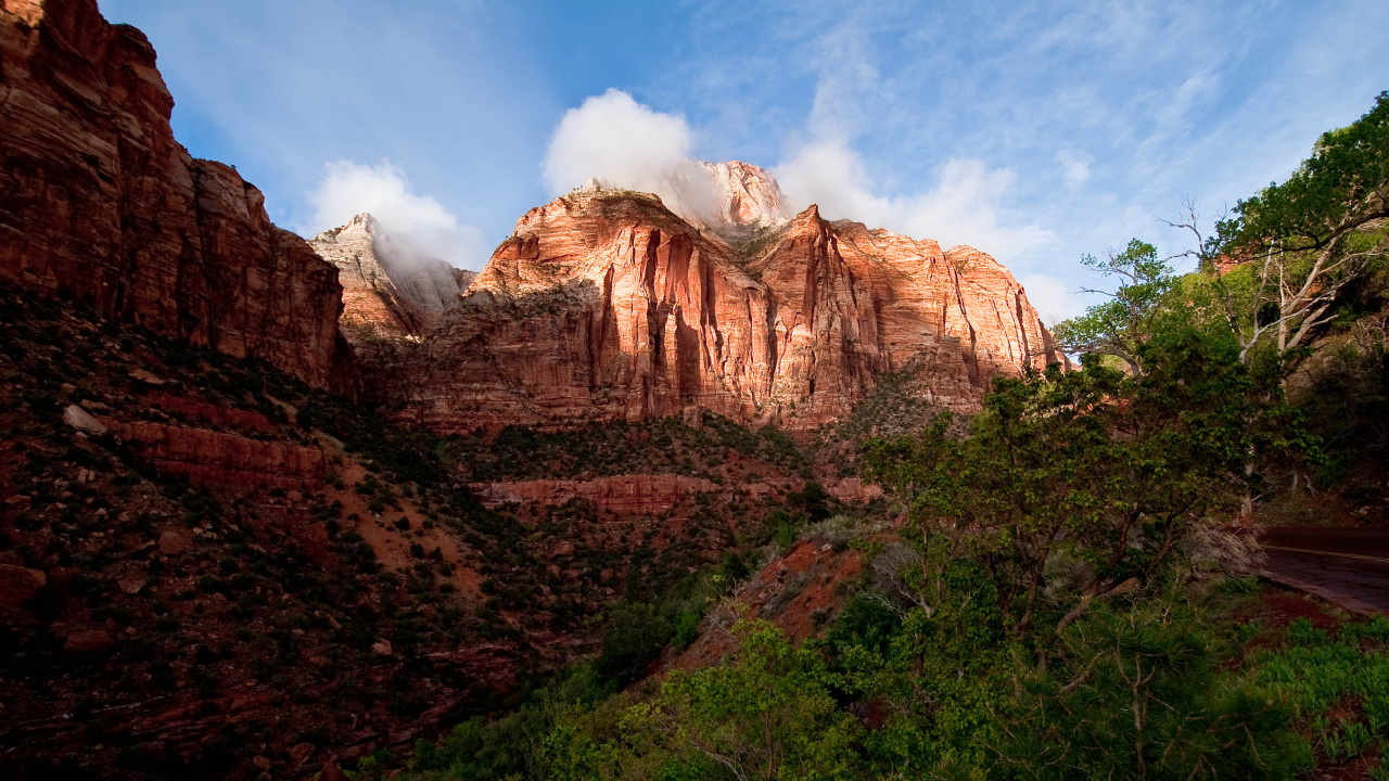 Montaña Rocosa Marrón Bajo un Cielo Azul Durante el Día. Wallpaper in 1280x720 Resolution