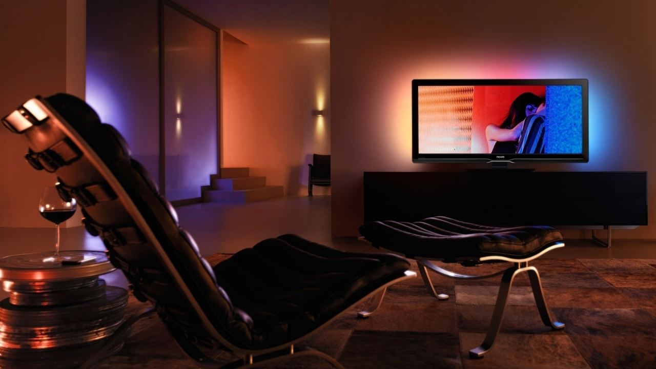 Black Flat Screen tv Turned on Near Black Leather Padded Rolling Chair. Wallpaper in 1280x720 Resolution