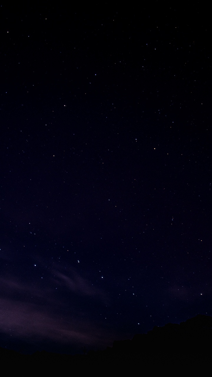 Starry Night Sky Over The Starry Night. Wallpaper in 720x1280 Resolution