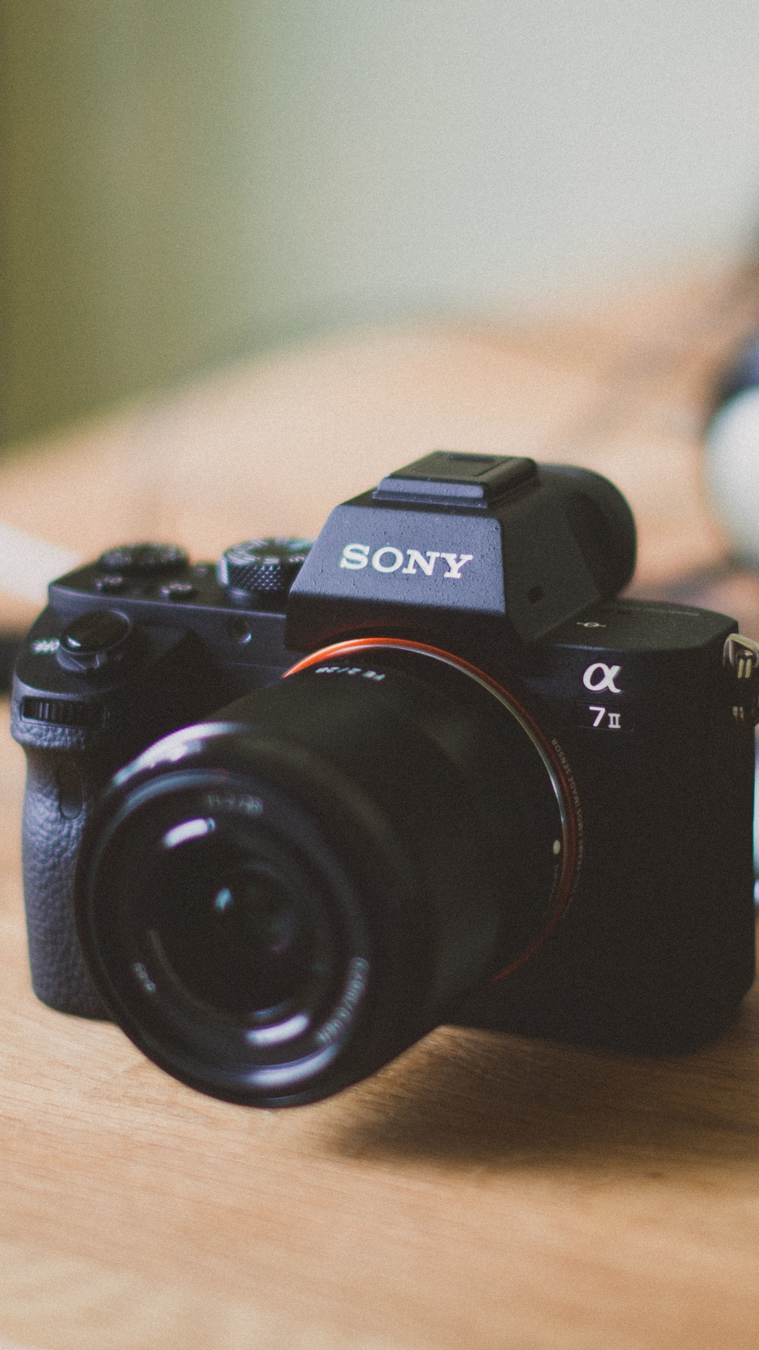 Schwarze Nikon Dslr Kamera Auf Braunem Holztisch. Wallpaper in 1080x1920 Resolution